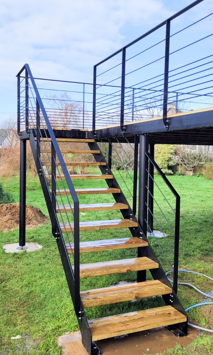 Terrasse sur pilotis - Escalier d'accès