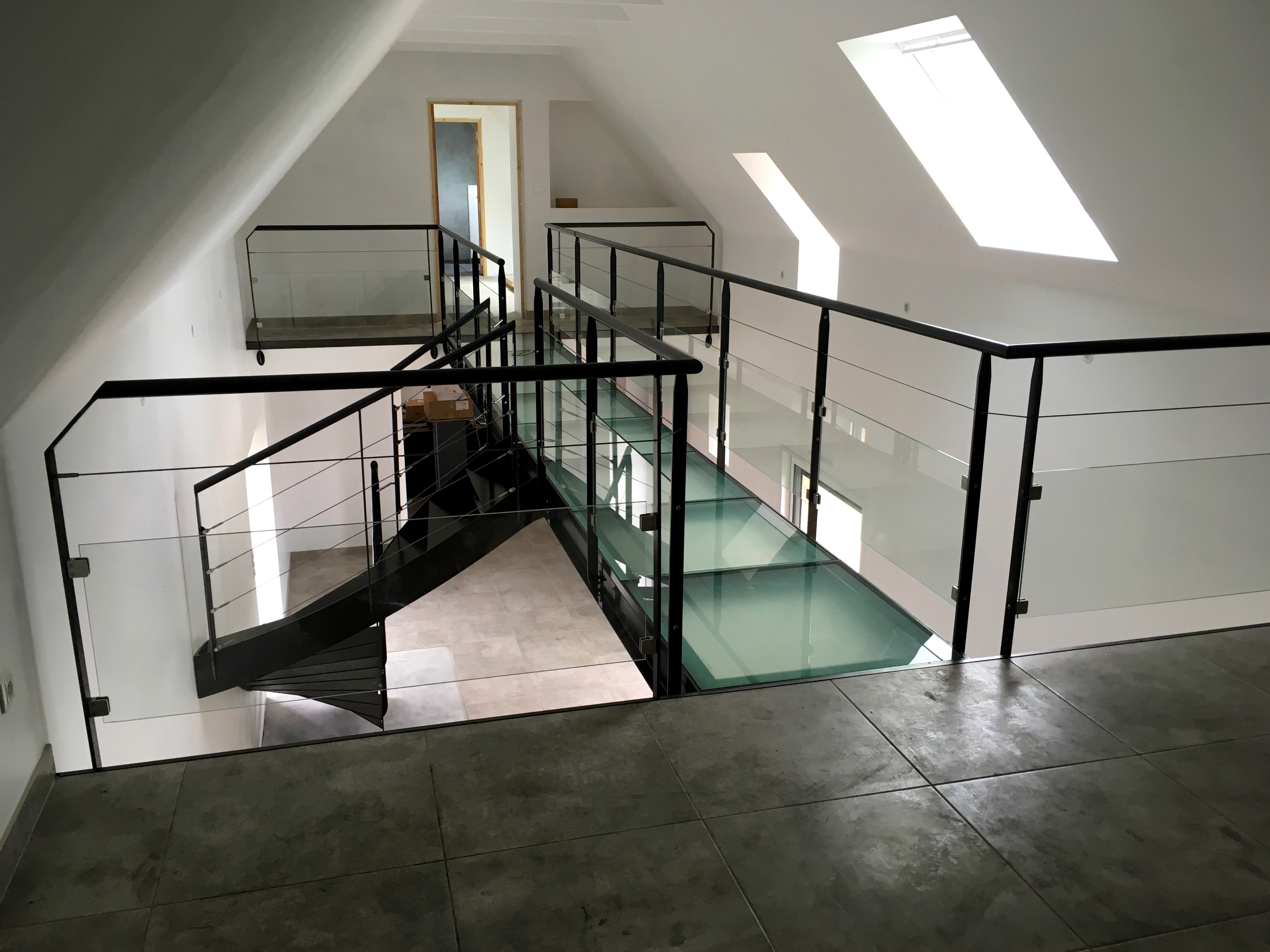 Passerelle suspendue avec escalier métallique - Art Métal Concept