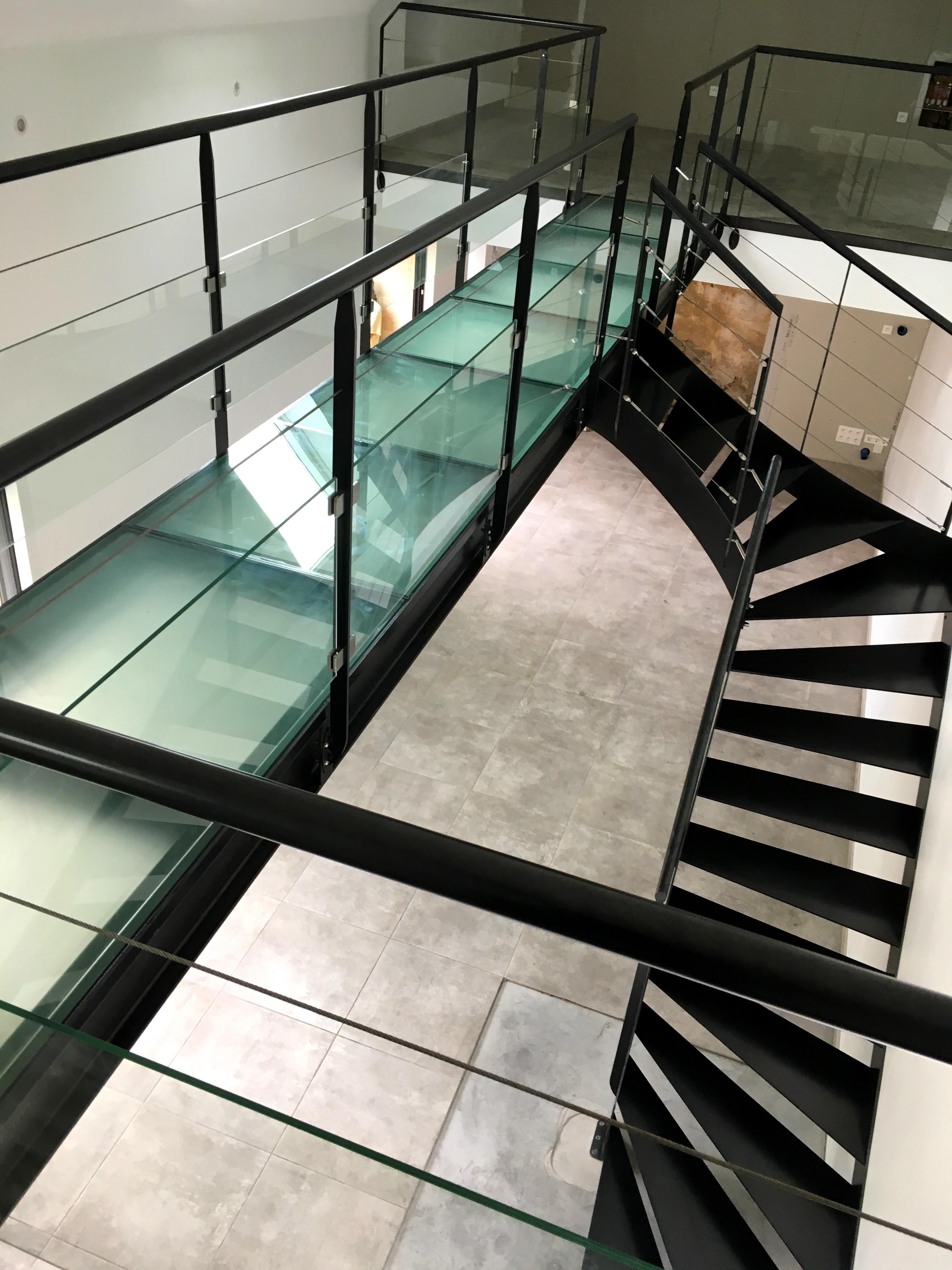 Passerelle suspendue avec escalier métallique - Art Métal Concept