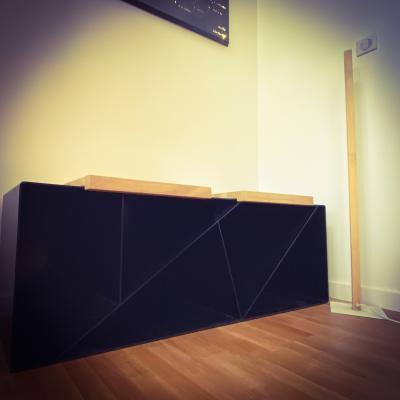 Meuble banc et porte bûches compartimenté