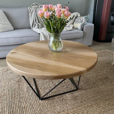 Table basse sur pieds en tubes