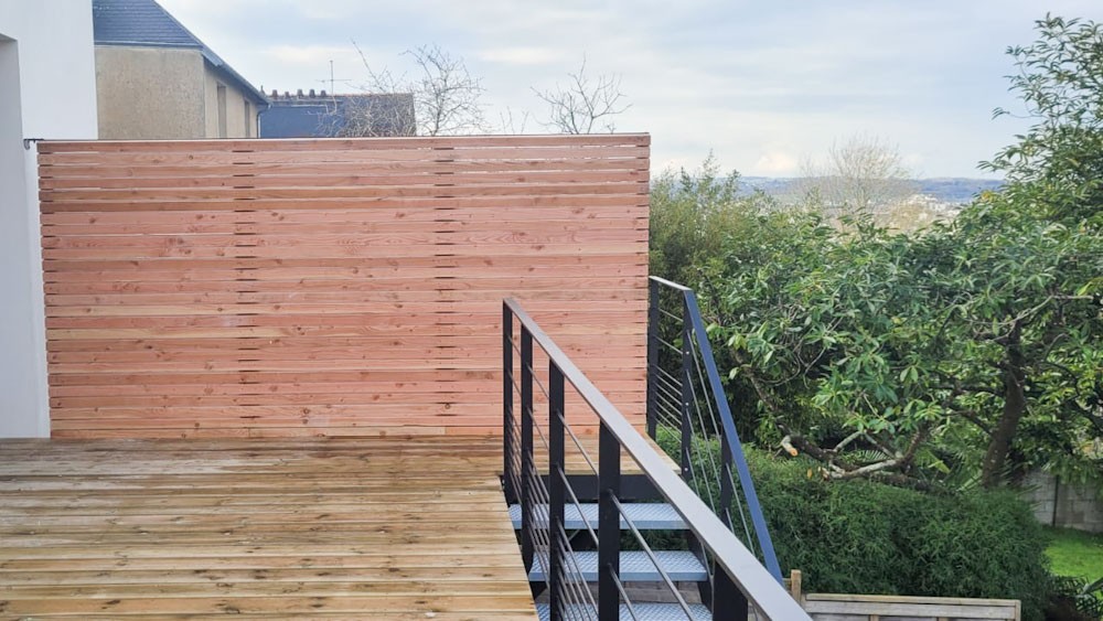 Terrasse suspendue - GC en lisses - Brise-vue bois